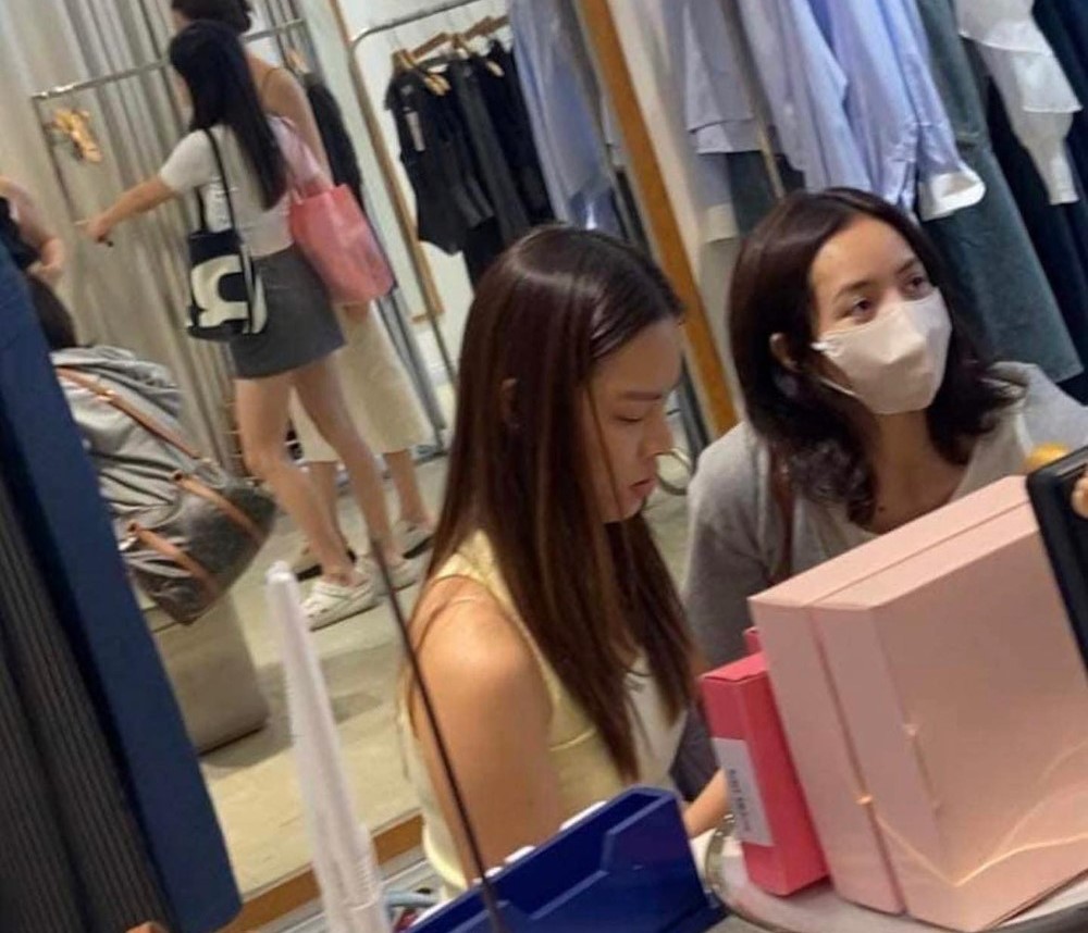 Hình ảnh được cho là Lisa (áo xám) đi mua sắp cùng bạn bè tại một cửa hàng quần áo ở TP. HCM. (Nguồn ảnh: Lấy từ trang báo Tiền phong) 